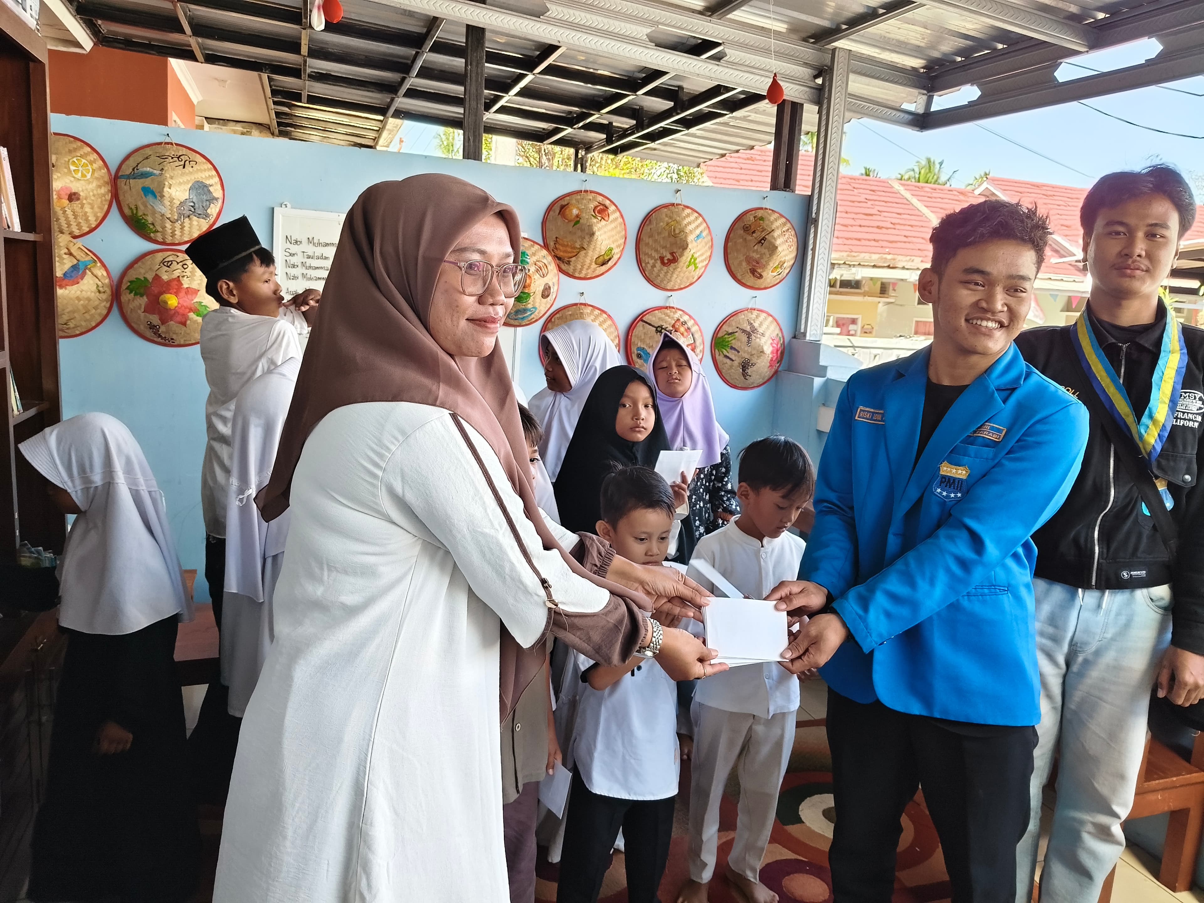 PMII Salurkan Donasi Santunan Anak Yatim Piatu di Yayasan Camp Anak Langit Pangandaran